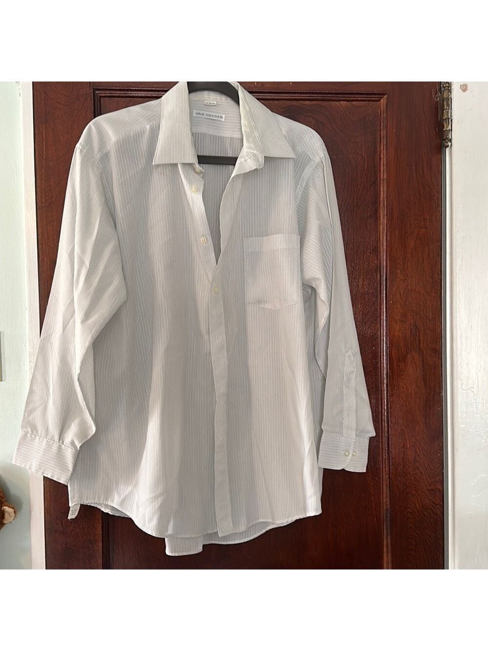 VAN Heusen mens dress shirt; size 17 32/33